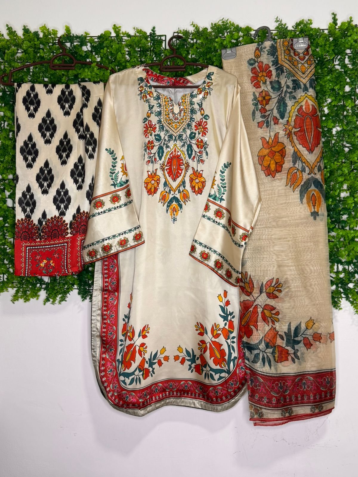 Digital Print 3 Pc Suite with hand work of Pearls and sequence - Image 4